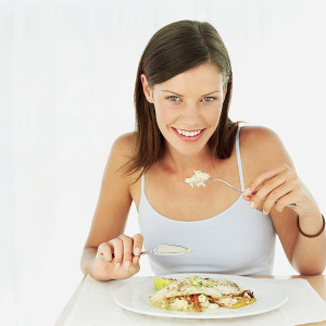 mujer comiendo proteina
